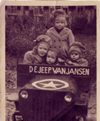 De vier kinderen van Kelderman. Op de achtegrond de knuppelwoningen.